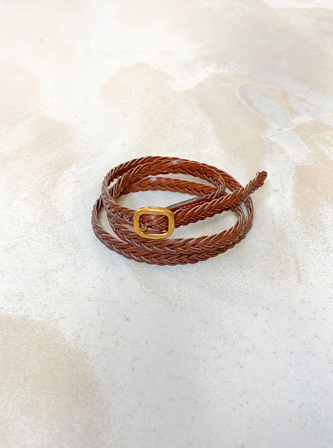 Plisse Ella Anika Bælte Cognac - genanvendeligt ko-læder og guldspænde - Organic Fashion - ES Webshop
