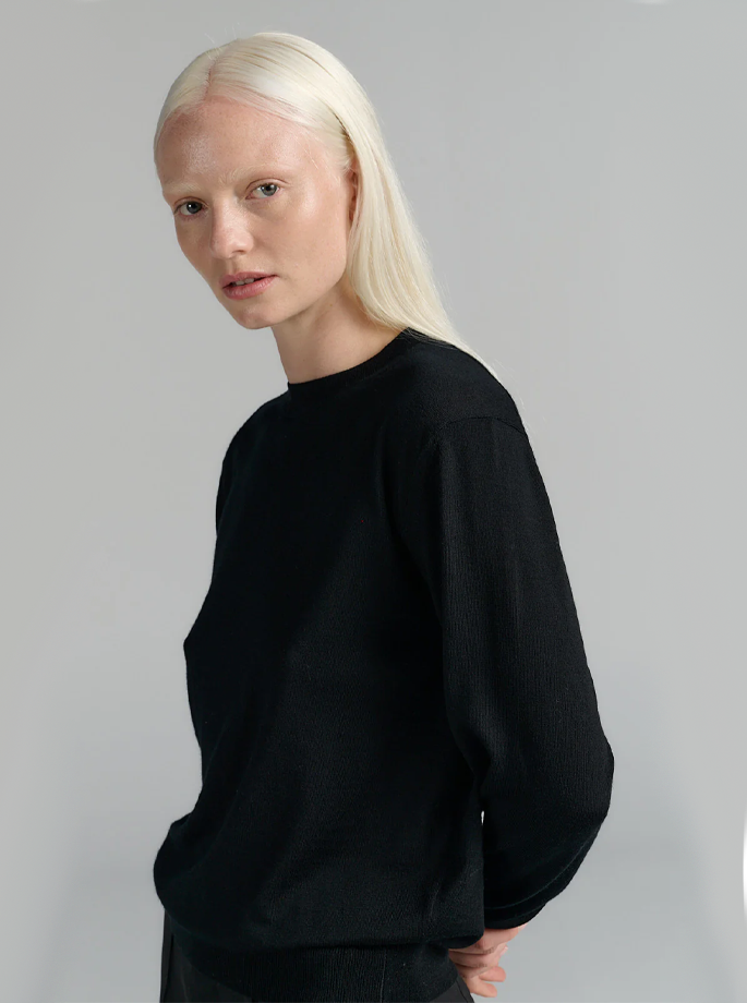 Rhea - 100 V-neck Black